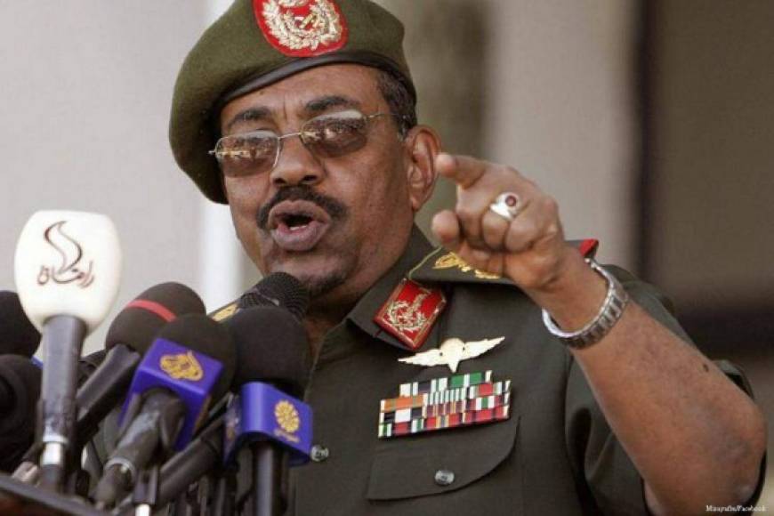 Omar al Bashir es el actual presidente de Sudán. En 1989 lideró un golpe de Estado que derrocó al entonces primer ministro Sadiq al-Mahdi. En 2008 fue acusado de genocidio, crímenes contra la humanidad y crímenes de guerra. Sin embargo, sigue aferrado al poder.