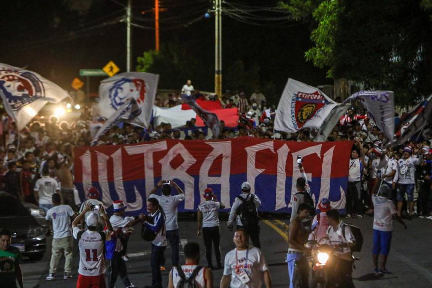 Bellas chicas y la Ultra Fiel: el ambientazo en la semifinal de vuelta Olimpia-Motagua en el Nacional