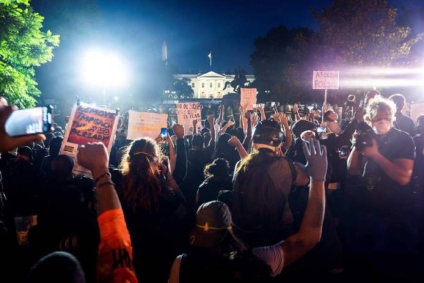 Según CNN, Trump estuvo en el búnker cerca de una hora antes de regresar al sector de la Casa Blanca que le sirve de residencia, mientras en el exterior los manifestantes tiraban piedras y mantenían escaramuzas con los agentes.