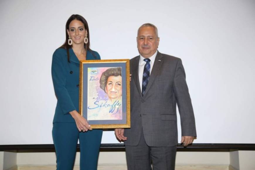 La recordada empresaria Mercedes Sikaffy es reconocida como la primera hondureña en maquilar ropa para exportación y fungió como directiva de la banca en Honduras. El reconocimiento lo recibió Andrea Tejada, hija de Margarita Kawas, sobrina de la homenajeada.