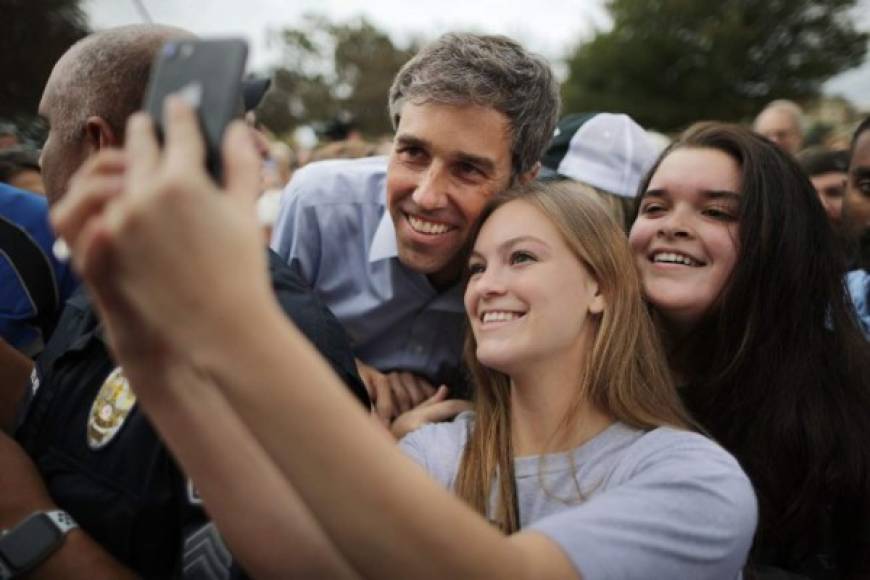 Ex cantante de una banda de rock, este congresista demócrata ha desatado la 'Betomania' en Texas con una campaña a favor de la igualdad y de defensa de los migrantes, con la que amenaza con arrebatar el escaño en el Senado a Ted Cruz.