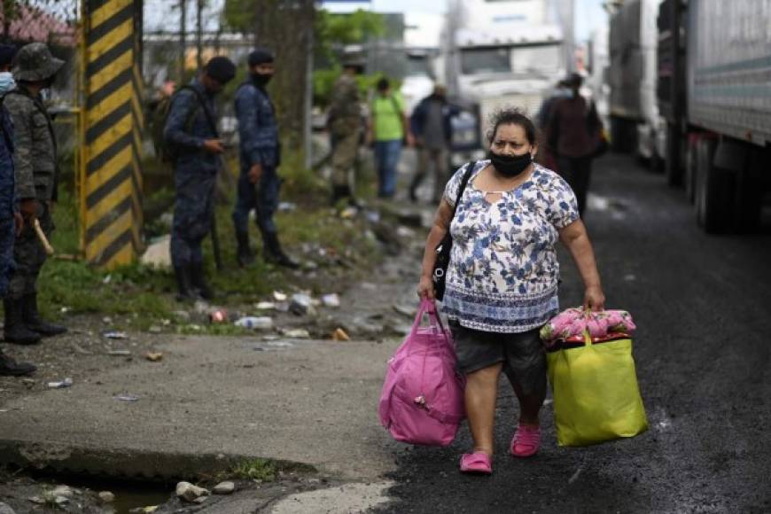 El Instituto Guatemalteco de Migración informó que los hondureños avanzaron ilegalmente al país y divulgó varios vídeos donde se ve una amplia aglomeración de personas cruzando la frontera, sin posibilidad de que las autoridades los detengan.<br/>