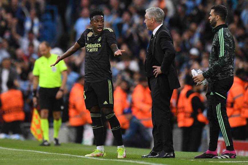 Vinicius le pide explicaciones a Carlo Ancelotti tras el primer gol del Manchester City.