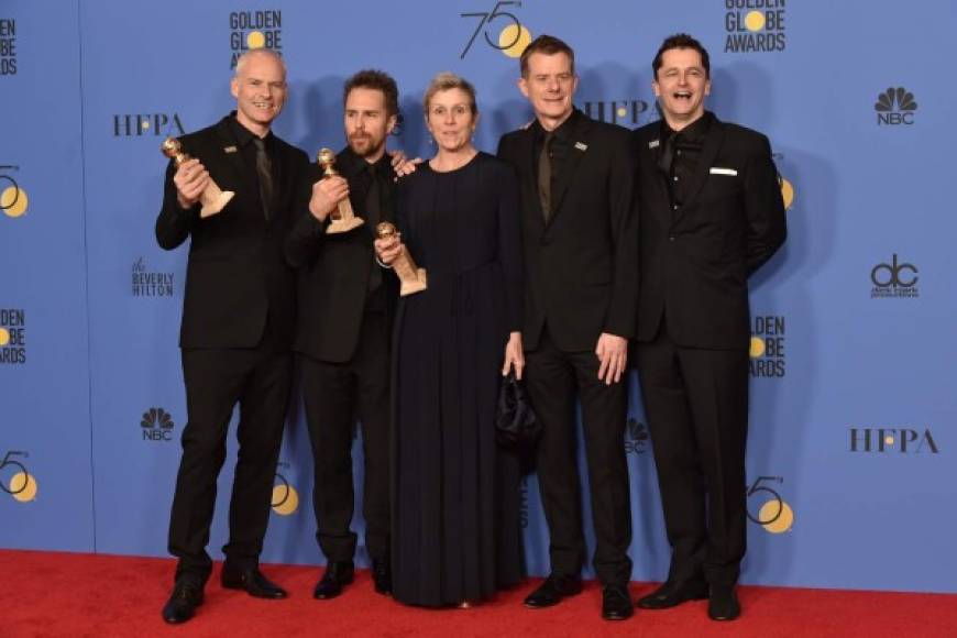 La película 'Tres anuncios por un crimen' ganó dos trofeos por mejor actriz (Frances McDormand) y mejor actor de reparto (Sam Rockwell).<br/><br/>En foto el elenco cuando recibieron los Globos de Oro 2018: director Martin McDonagh, actores Sam Rockwell, Frances McDormand, Graham Broadbent y Peter Czernin.<br/>*foto archivo afp.