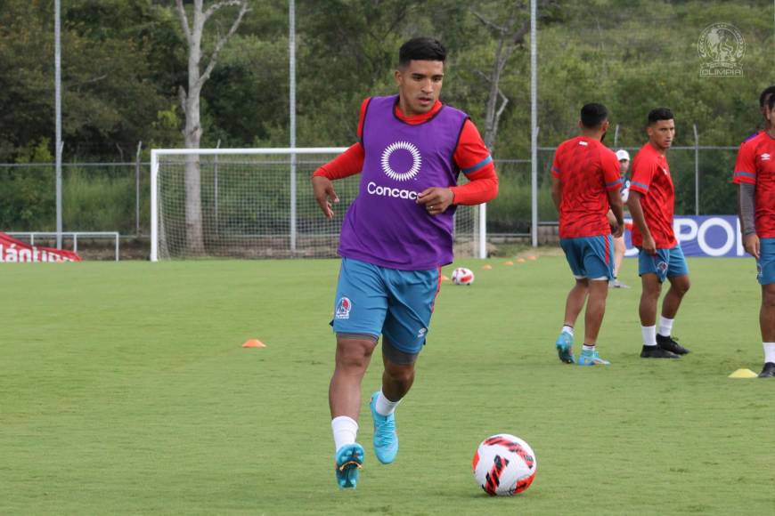 Michaell Chirinos va de inicio y es que llega motivado tras su doblete contra el Victoria. Es un arma peligrosa del Olimpia.