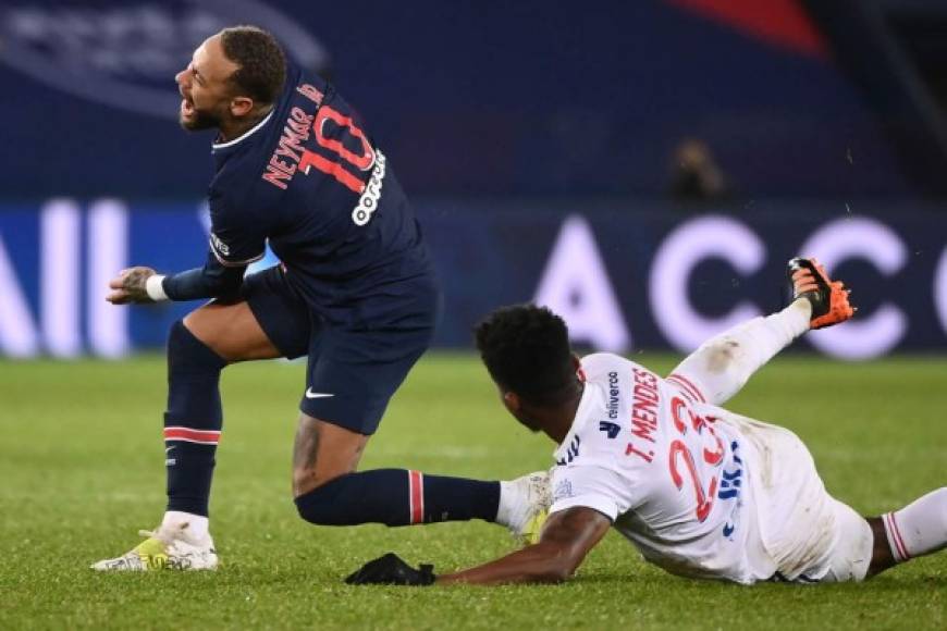 El tobillo izquierdo de Neymar quedó atrapado entre la 'tijera' de su compatriota del Lyon.