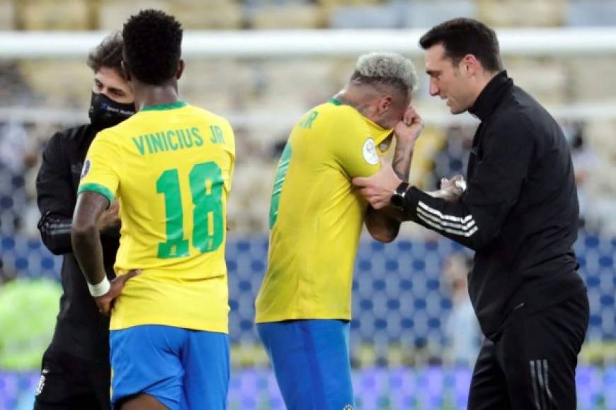 Lionel Scaloni, entrenador de Argentina, intentó consolar a Neymar.