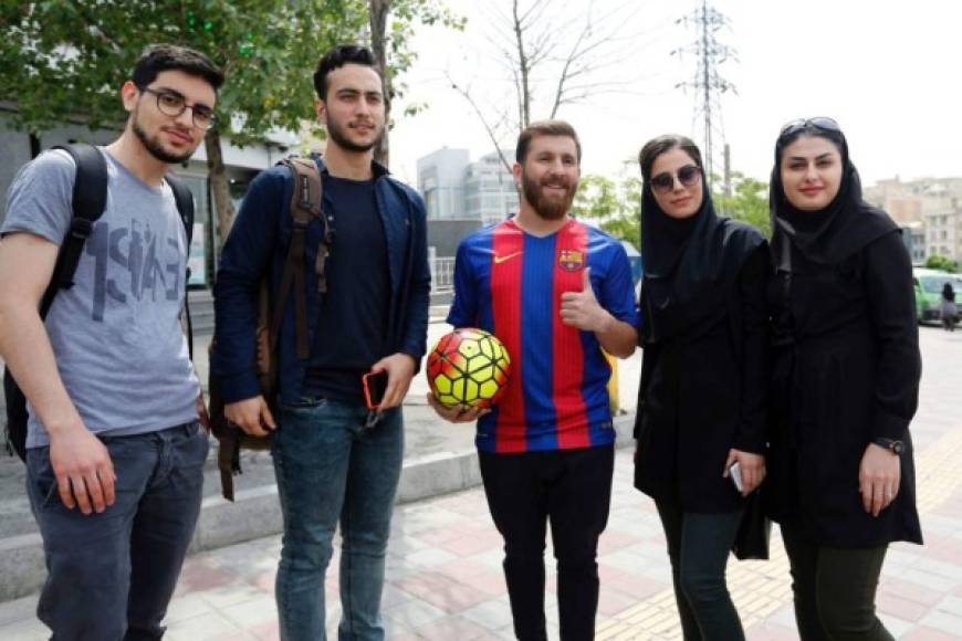 Parastesh se prepara ahora para el viaje, que incluirá Barcelona y Madrid, mientras sigue con sus entrenamientos. De instructor de break dance y snowboard, ha vuelto la mirada al fútbol, un deporte que practicaba de pequeño.<br/>