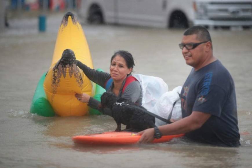 Varias personas prefirieron dejar atrás sus pertenencias pero llevaron consigo sus mascotas.