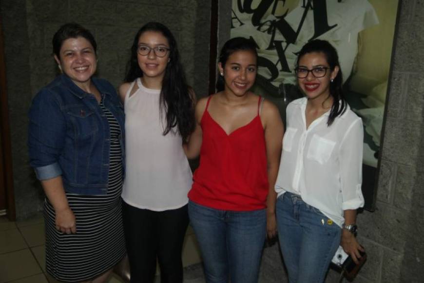 Lilian Alger, Sofía Sarmiento, Valeria y Heidy López.