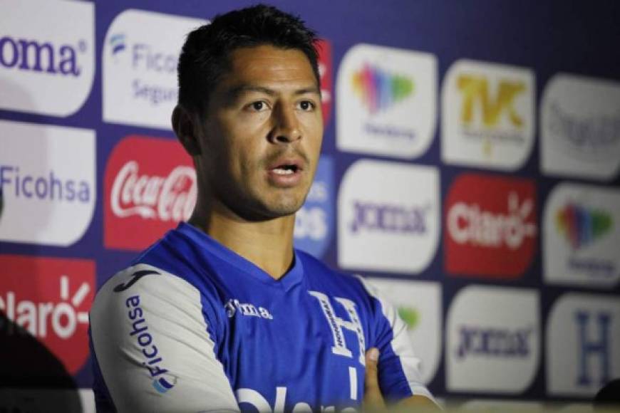 En primer lugar, Roger Espinoza renunció la semana pasada a la selección de Honduras luego de que debutó con la Bicolor en el 2008.