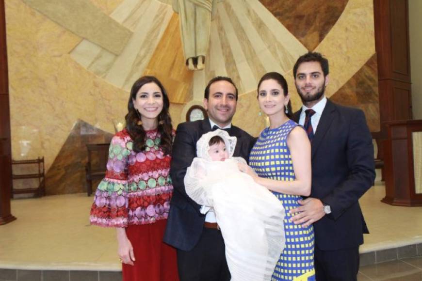 Jessica Canahuati con Óscar, Valentina y Stephanie Larach con Alejandro Canahuati.