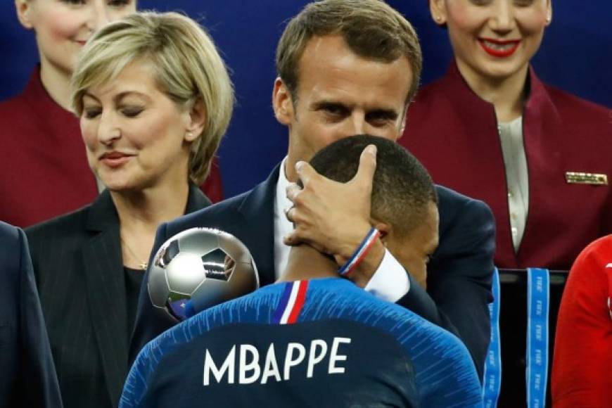 Emmanuel Macron abrazó y besó a Mbappé, nombrado como el mejor jugador joven del Mundial de Rusia.<br/>