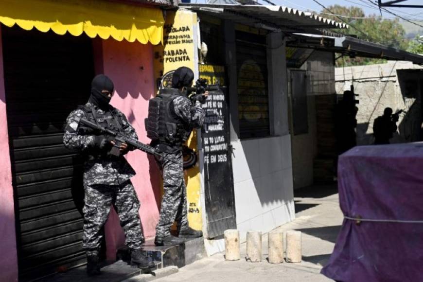 La intensa confrontación armada se vivió desde tempranas horas en la zona norte de la ciudad, en la favela de Jacarezinho, una de las comunidades más deprimidas y violentas de la urbe. (Photo by MAURO PIMENTEL / AFP)