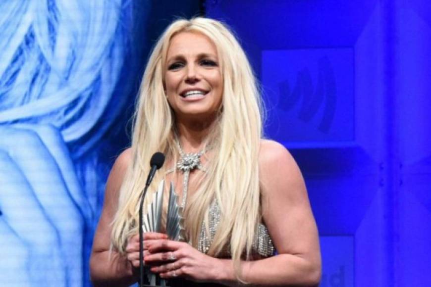 "El febrero del año 2007, millones de personas se enteraron de que Britney Spears, la princesa del pop, había perdido la cabeza.<br/><br/>La cantante fue captada rapándose la cabeza en una peluquería mientras se miraba al espejo con los ojos perdidos frente a una decena de paparazzi."