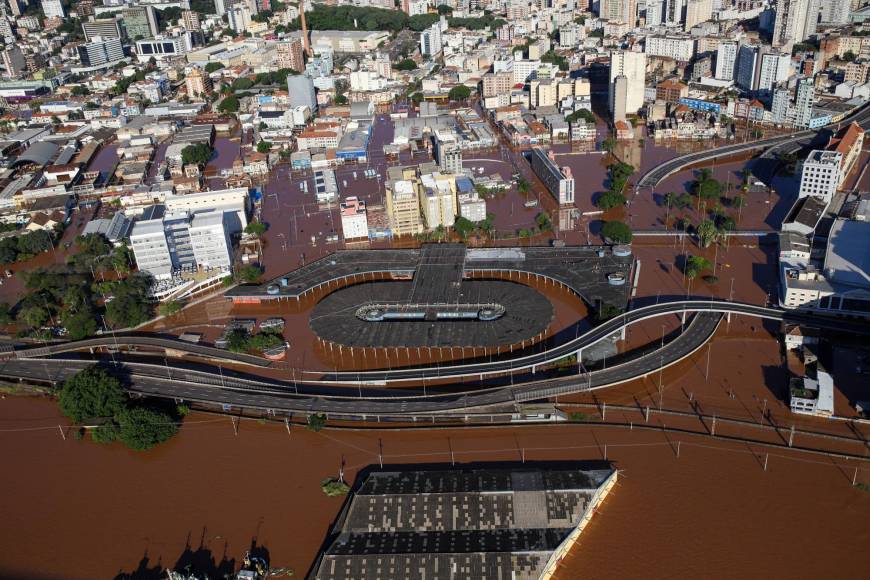 En más de 400 municipios afectados, incluida Porto Alegre, capital del estado, más de 160.000 personas fueron evacuadas de sus viviendas por este desastre climático, cuya violencia expertos y el gobierno brasileño vinculan al cambio climático.