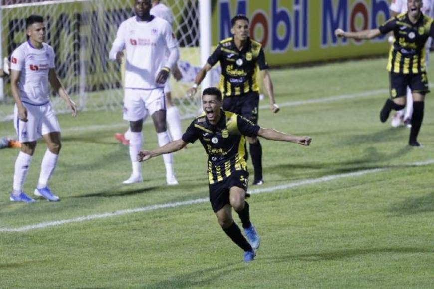 El juvenil Júnior García celebrando su gol que dio el empate al Real España contra el Olimpia.