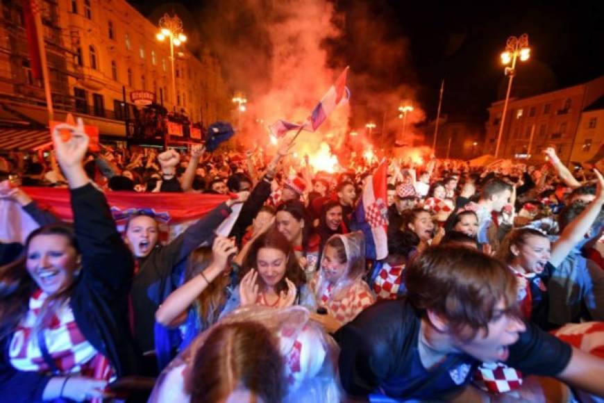 Miles de agramitas celebraron el pase de Croacia a la final del Mundial Rusia 2018.<br/>