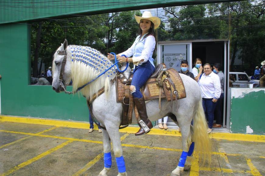 Una jinete orgullosa. Glendy Guerra, de La Entrada Copán, con su caballo blanco iberoamericano.