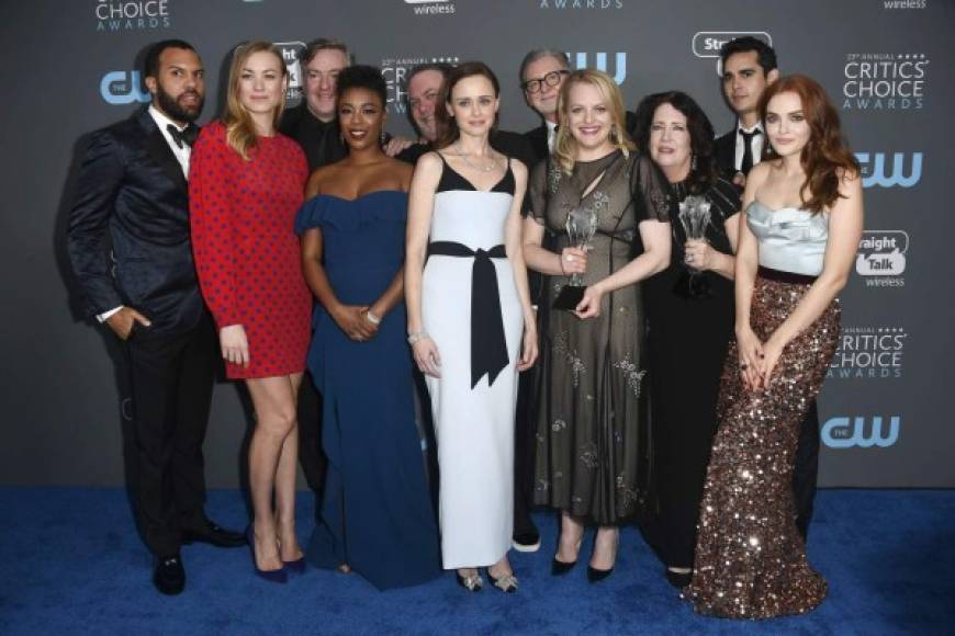 La serie de Hulu 'The Handmaids Tale' recibió el premio a mejor serie de drama.