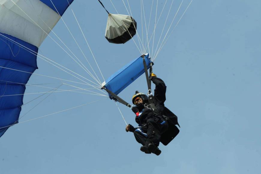 El show que montó un paracaidista con su entrada por los aires al estadio Juan Ramón Brevé Vargas.