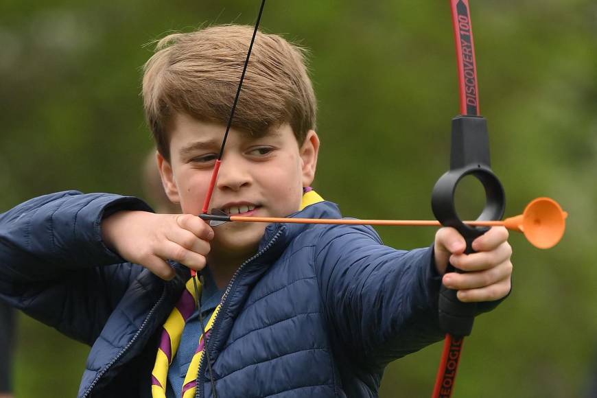 Mientras que George, de nueve, practicó con diversas herramientas de carpintería y realizó tiros al arco.