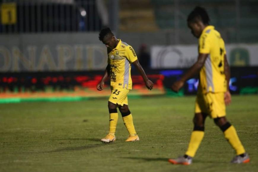 Los jugadores del Real España salieron cabizbajos del estadio Nacional de Tegucigalpa.