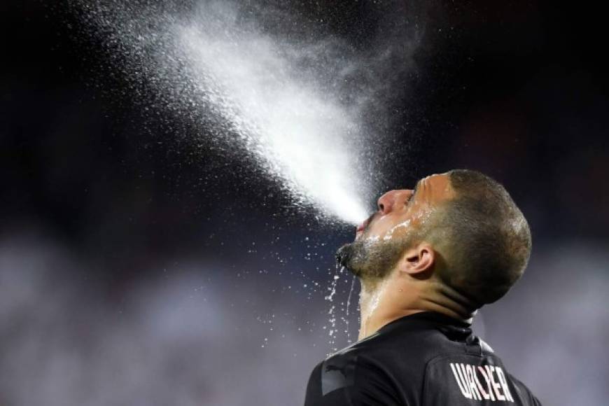 Kyle Walker, del Manchester City, escupiendo agua.