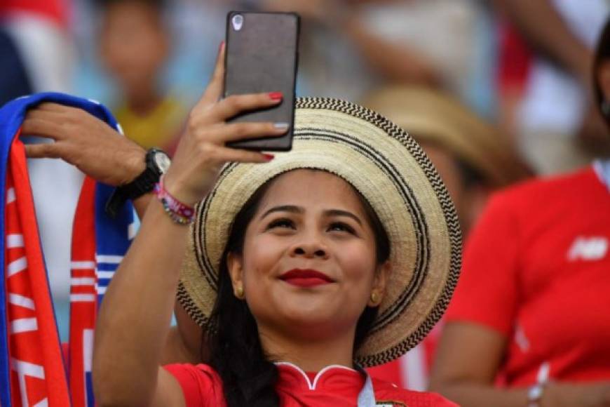 Aficionada panameña disfrutó de esta forma del debut mundialista de su equipo. Foto AFP