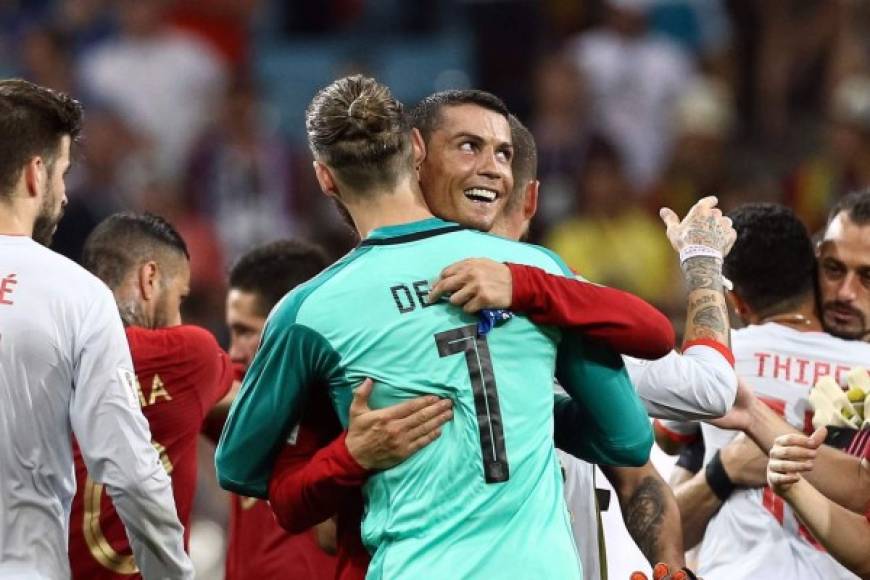 Cristiano Ronaldo se abraza con David De Gea, a quien le marcó un triplete. Foto EFE