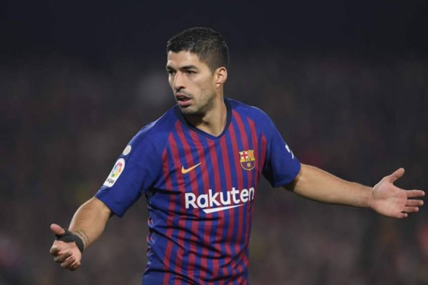 Luis Suárez (7): El delantero uruguayo no acabó de entenderse con sus compañeros de delantera hasta que salió Messi. Pese a todo, siempre incomodó a los centrales madridistas.