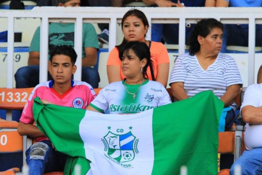 El Platense no estuvo solo y esta chica llegó a darle el apoyo al equipo porteño.