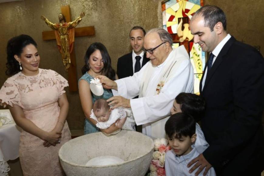 El padre Fernando Ibáñez al momento de la bendición de la pequeña.