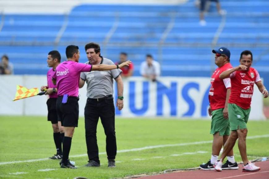 Héctor Vargas vivió con mucha intensidad el partido. El entrenador le reclamó a los árbitros.