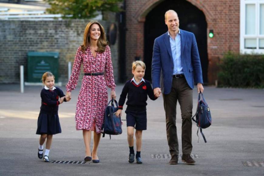 Actualmente Kate y William hacen aislados con sus tres hijos, que están estudiando desde casa, aunque la pareja no deja de estar activa ayudando a las organizaciones que han apoyado desde siempre al igual que los que están luchando en primera fila contra la pandemia del COVID-19. <a href='https://www.laprensa.hn/fotogalerias/sociales/1376529-411/meghan-markle-intenta-opacar-kate-middleton-aniversario-william' style='color:red;text-decoration:underline' target='_blank'>TE PUEDE INTERESAR: Meghan Markle vuelve a intentar opacar a Kate Middleton</a>