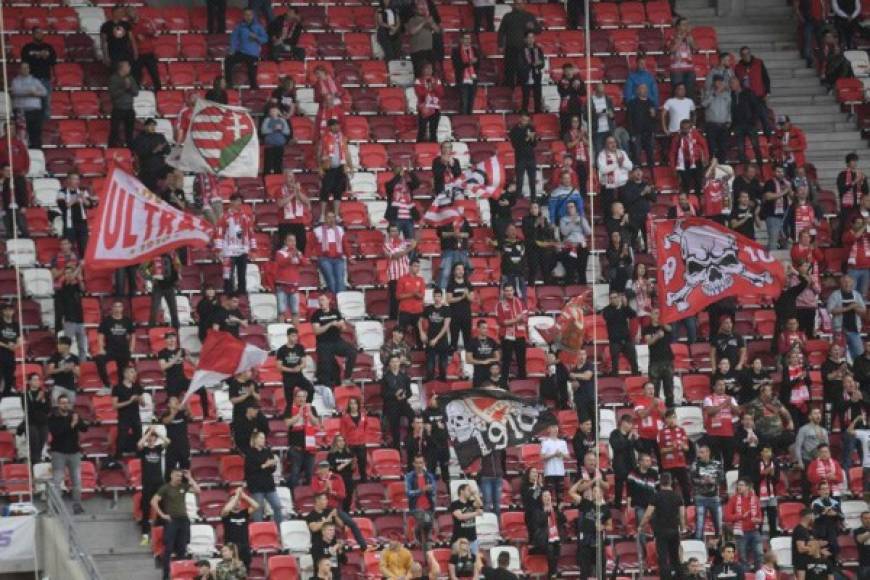 La Federación Húngara de Fútbol autorizó el regreso a las tribunas de los hinchas con la condición de ocupar uno de cada cuatro asientos y dejar además una fila horizontal de separación.