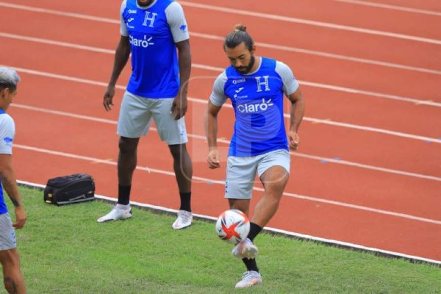 Pese a que debutó con la selección de Honduras, al lateral Danilo Acosta no lo raparon y por lo tanto conservó su cabello largo. Cabe recordar que es una tradición que todo el que debuta debe de ser rapado.