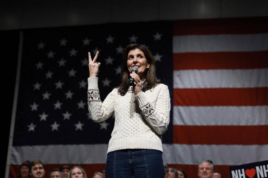 EXETER, NEW HAMPSHIRE - JANUARY 21: Republican presidential candidate, former U.N. Ambassador Nikki Haley, indicates only two presidential candidates are left in the primary during a campaign event at Exeter High School on January 21, 2024, in Exeter, New Hampshire. Florida Gov. Ron DeSantis earlier today announced he was pulling out of the Republican race as Haley continues to campaign across New Hampshire ahead of the state's January 23 primary. Joe Raedle/Getty Images/AFP (Photo by JOE RAEDLE / GETTY IMAGES NORTH AMERICA / Getty Images via AFP)