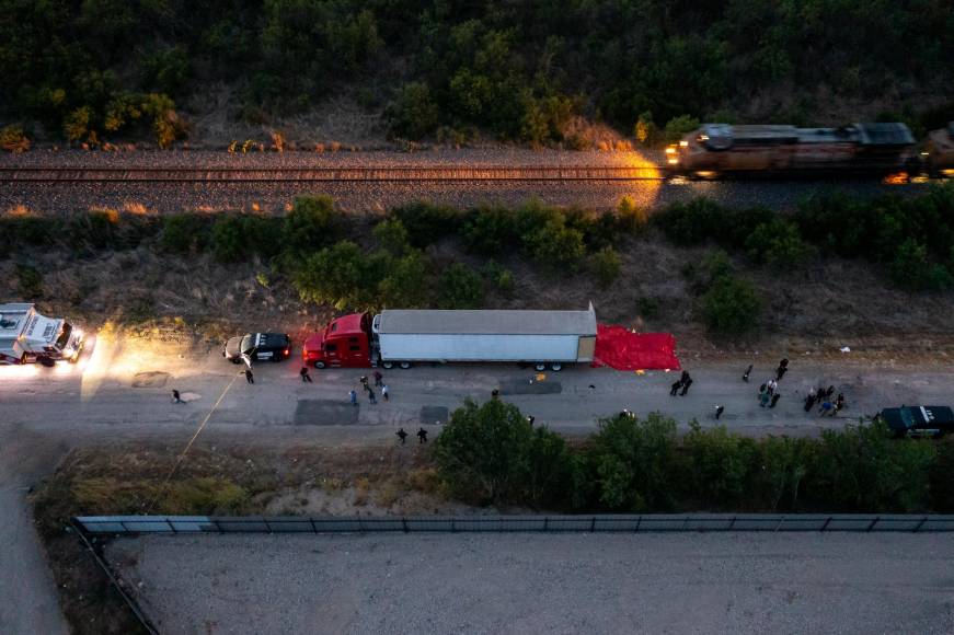 El tráiler, en el que se transportaban los migrantes, pasó por varios puntos de revisión migratoria estadounidense, donde fue captado por las cámaras de seguridad el pasado lunes en Encinal, (Texas).