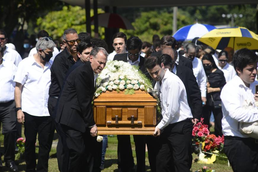 ”Don Napo”, como lo llamaban de cariño, fue enterrado al mediodía de este jueves en el cementerio Jardínes del Recuerdo. 