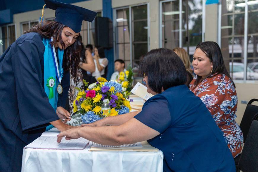 El pasado 02 de diciembre de 2022 76 jóvenes obtuvieron su título de educación secundaria en el Instituto Rafael Pineda Ponce de La Lima, Cortés.