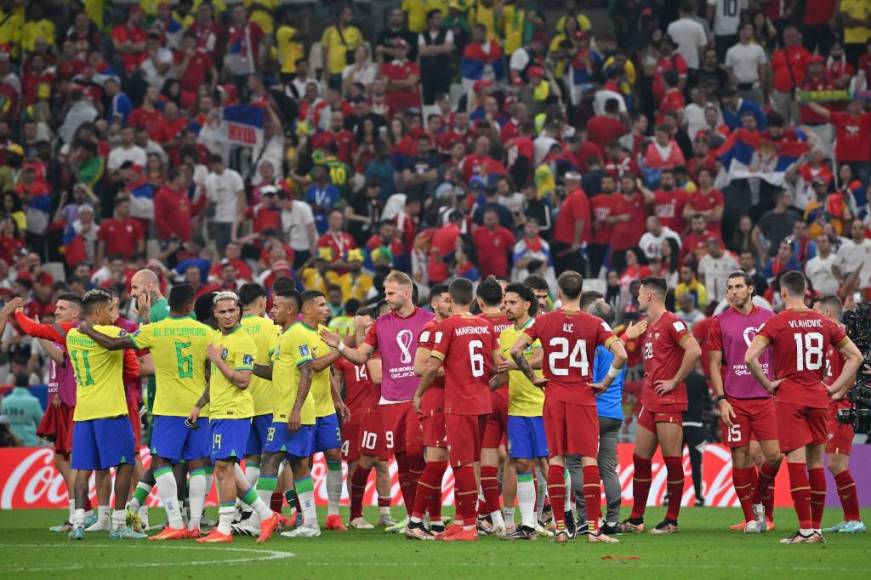 Jugadores de Brasil y Serbia se saludaron tras el pitazo final.