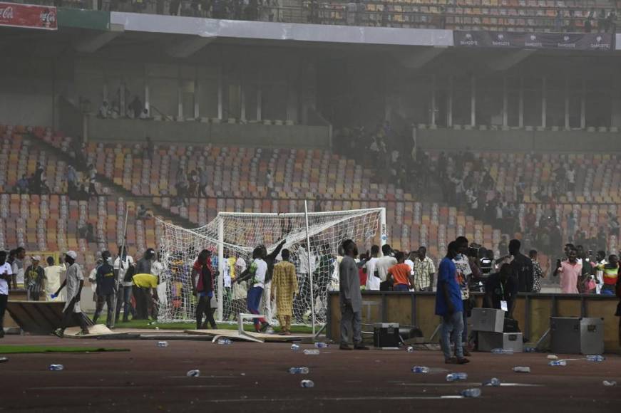 Otros seguidores de Nigeria se encargó de destruir cada una de las porterías del recinto deportivo.