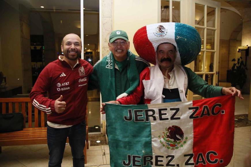 ¡Con inmensa alegría! Y asi posaron los aficionados mexicanos a las cámaras de Diario LA PRENSA en el hotel a la espera de la selección.