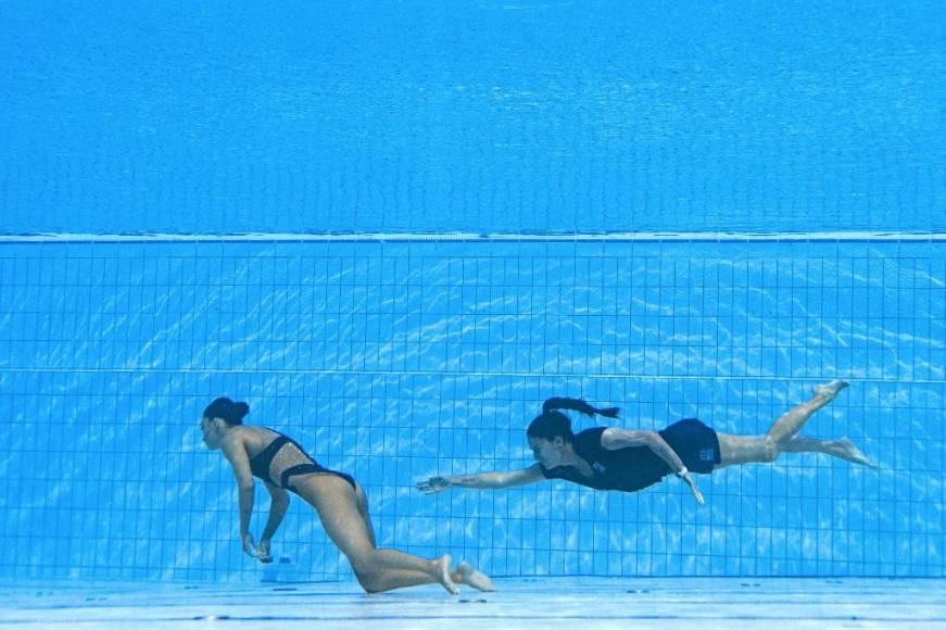 Anita Álvarez sufrió un desmayo al terminar su ejercicio durante la final del solo libre de natación artística y se fue al fondo de la piscina sin conocimiento.