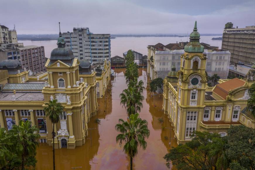 El fenómeno meteorológico, que dejó volúmenes de lluvia históricos y ha convertido las calles en ríos, es atribuido por expertos y el propio gobierno brasileño al cambio climático. 