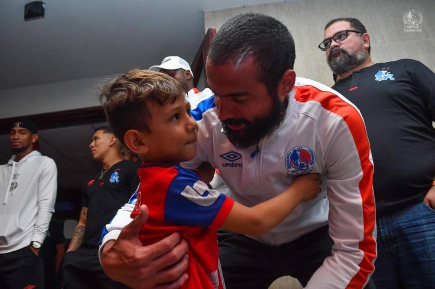 Edrick Menjívar recibió todo el cariño del niño aficionado del Olimpia.