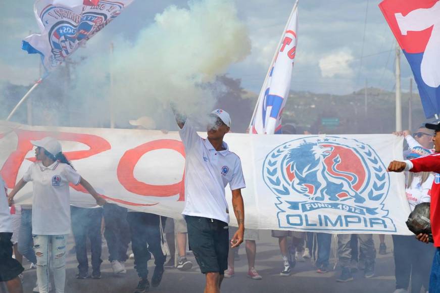 La Ultra Fiel, barra del Olimpia, puso el ambiente previo al partido ante el Génesis en los aledaños del estadio Carlos Miranda de Comayagua.