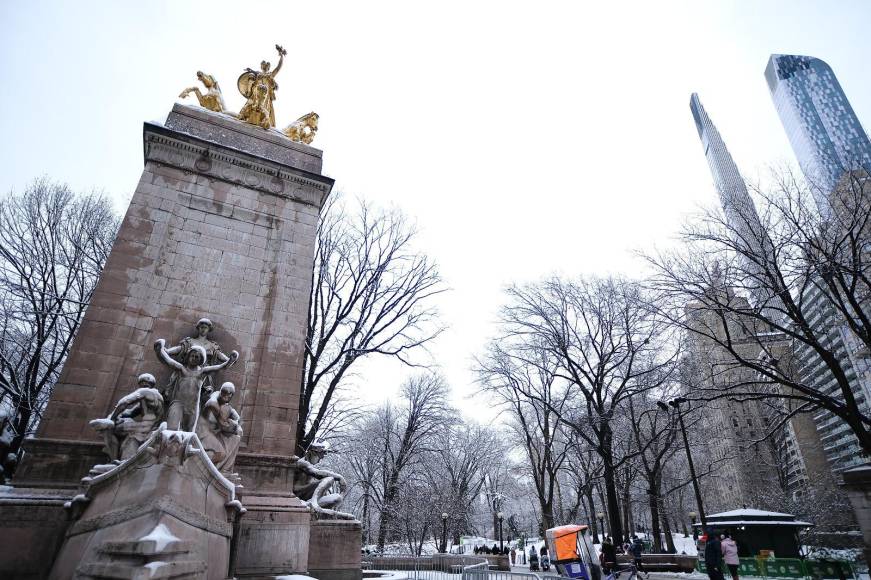 En Manhattan, el Central Park amaneció bajo una espesa capa blanca que propició que muchos salieran a disfrutar este fenómeno cada vez menos frecuente por el cambio climático. Foto: Yoseph Amaya/DIARIO LA PRENSA