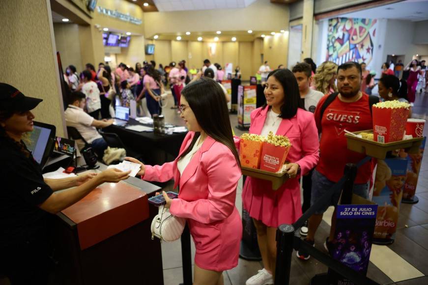  Desde el mediodía los fans de Barbie compraron sus boletos para entran a la primera tanda de las 3:00 pm.